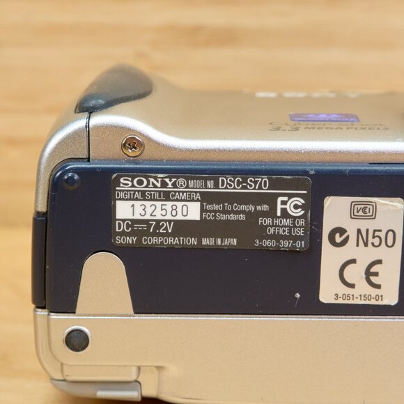 Sony Cybershot DSC-S70 3.3 MP Digital Camera, Carl Zeiss Vario-Sonnar Lens, Made - Picture 10 of 11